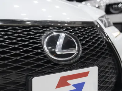 2017 لكزس جي إس اف