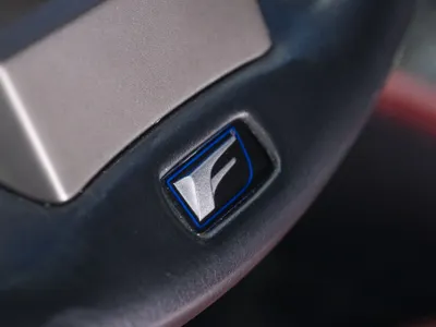 2017 لكزس جي إس اف