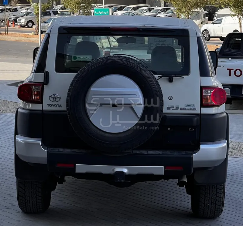 2023 Toyota FJ Cruiser 2