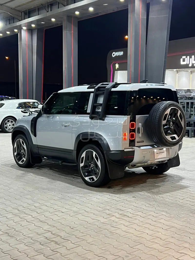 2021 لاند روفر ديفيندر فيرست ادشن