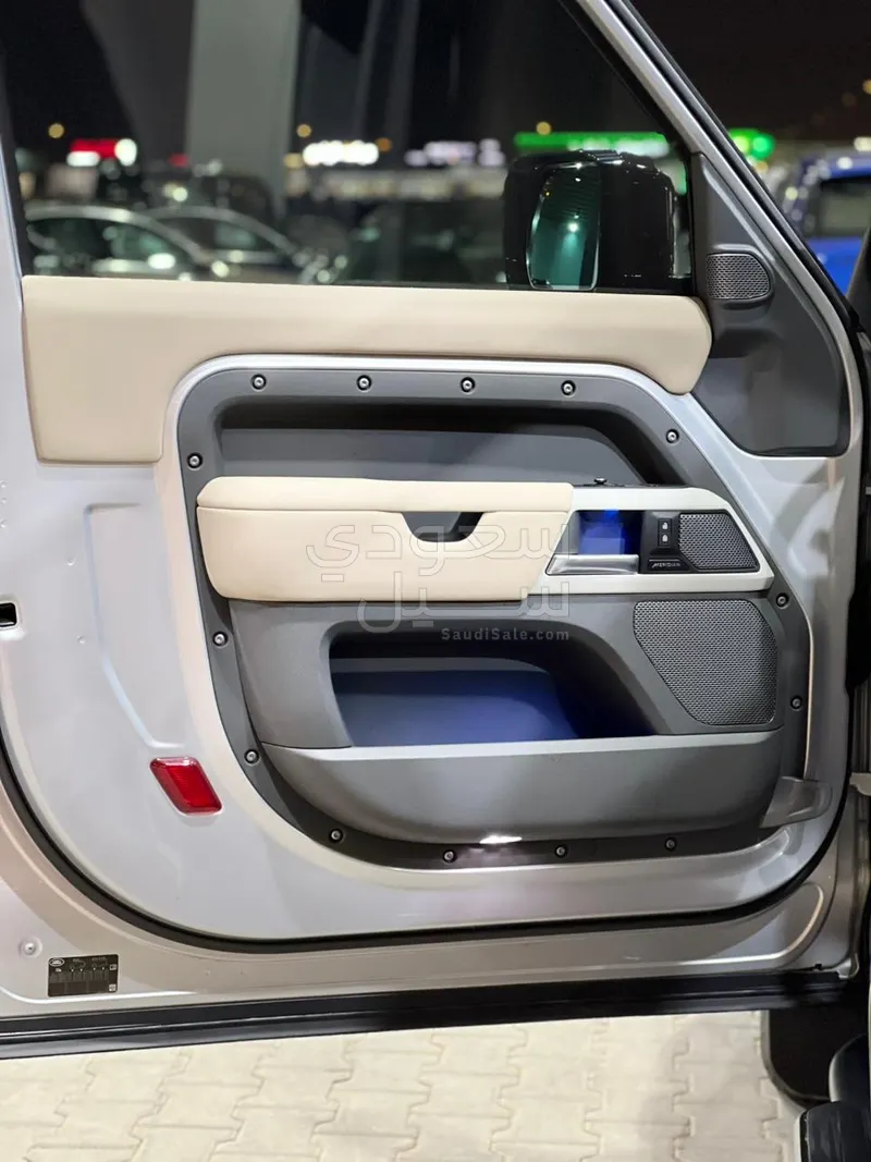 2021 لاند روفر ديفيندر فيرست ادشن