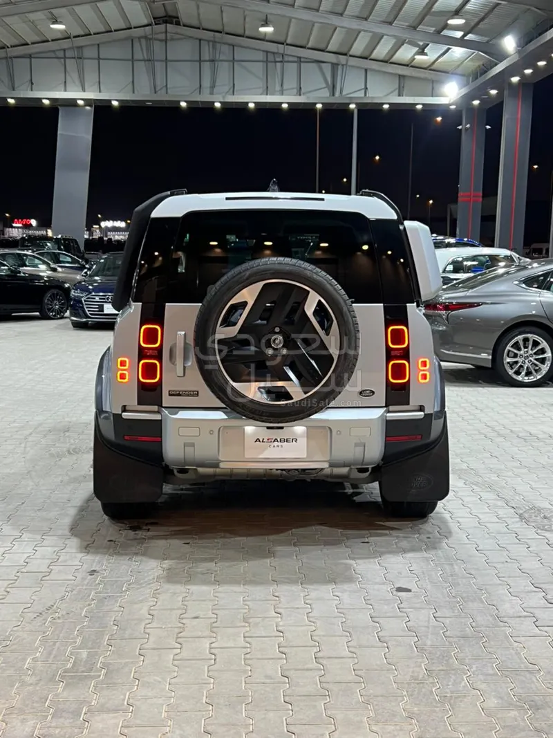 2021 لاند روفر ديفيندر فيرست ادشن