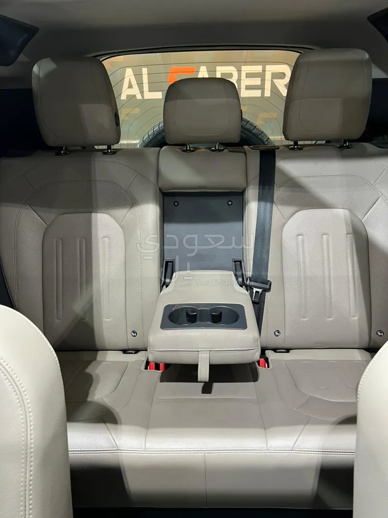 2021 لاند روفر ديفيندر فيرست ادشن