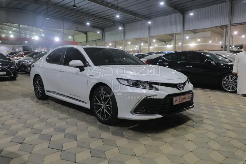 2024 تويوتا كامري جي ال اي