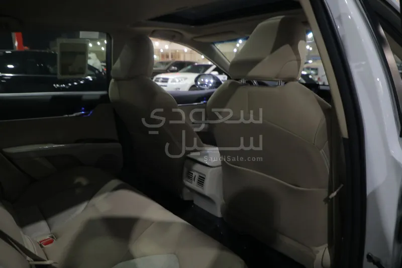 2024 تويوتا كامري جي ال اي