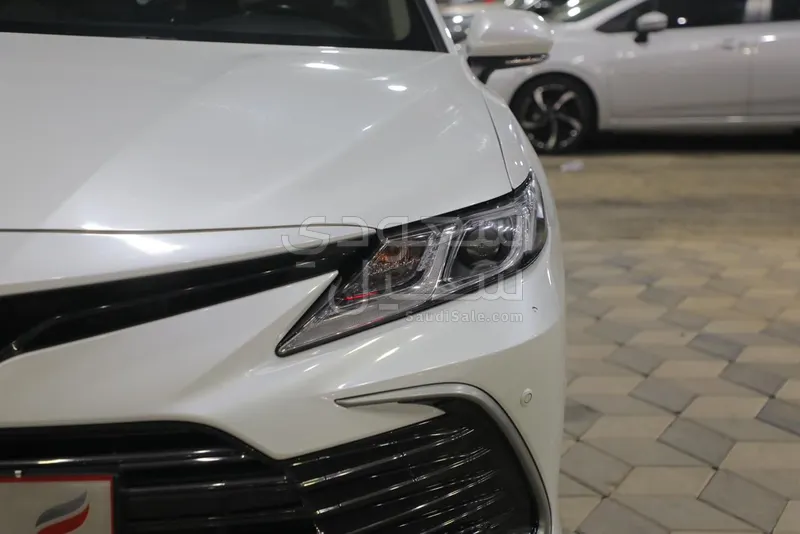 2024 تويوتا كامري جي ال اي