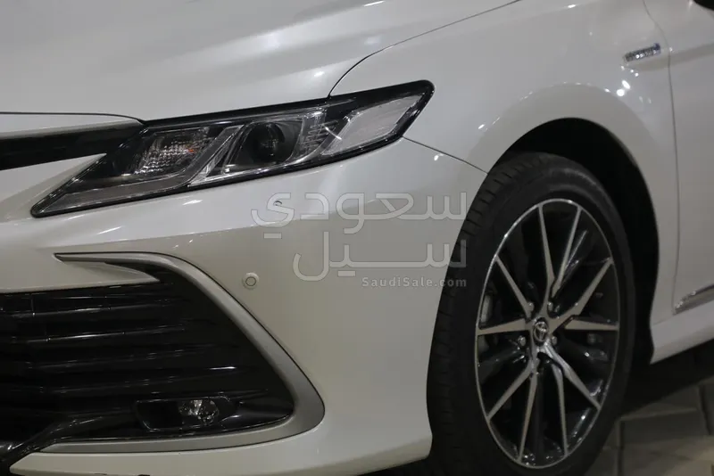 2024 تويوتا كامري جي ال اي