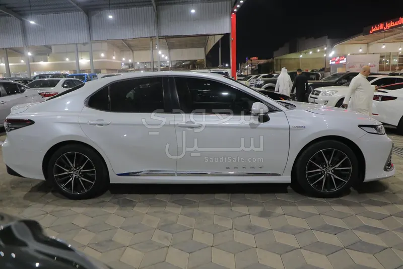 2024 تويوتا كامري جي ال اي