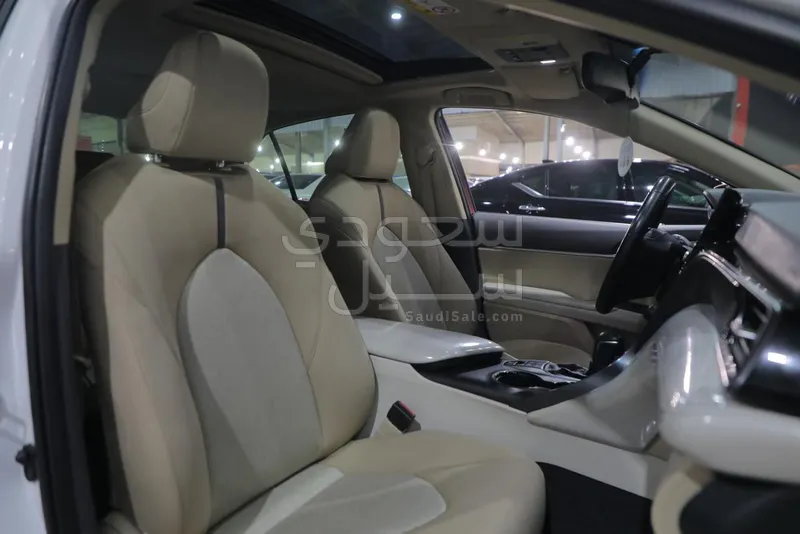 2024 تويوتا كامري جي ال اي