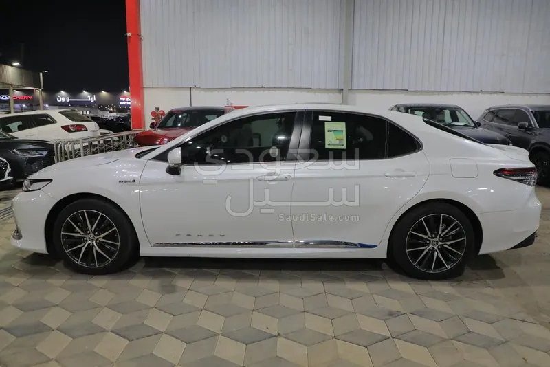 2024 تويوتا كامري جي ال اي