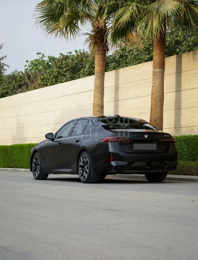 2024 بي ام دبليو الفئة الخامسة 520 أي إم كت