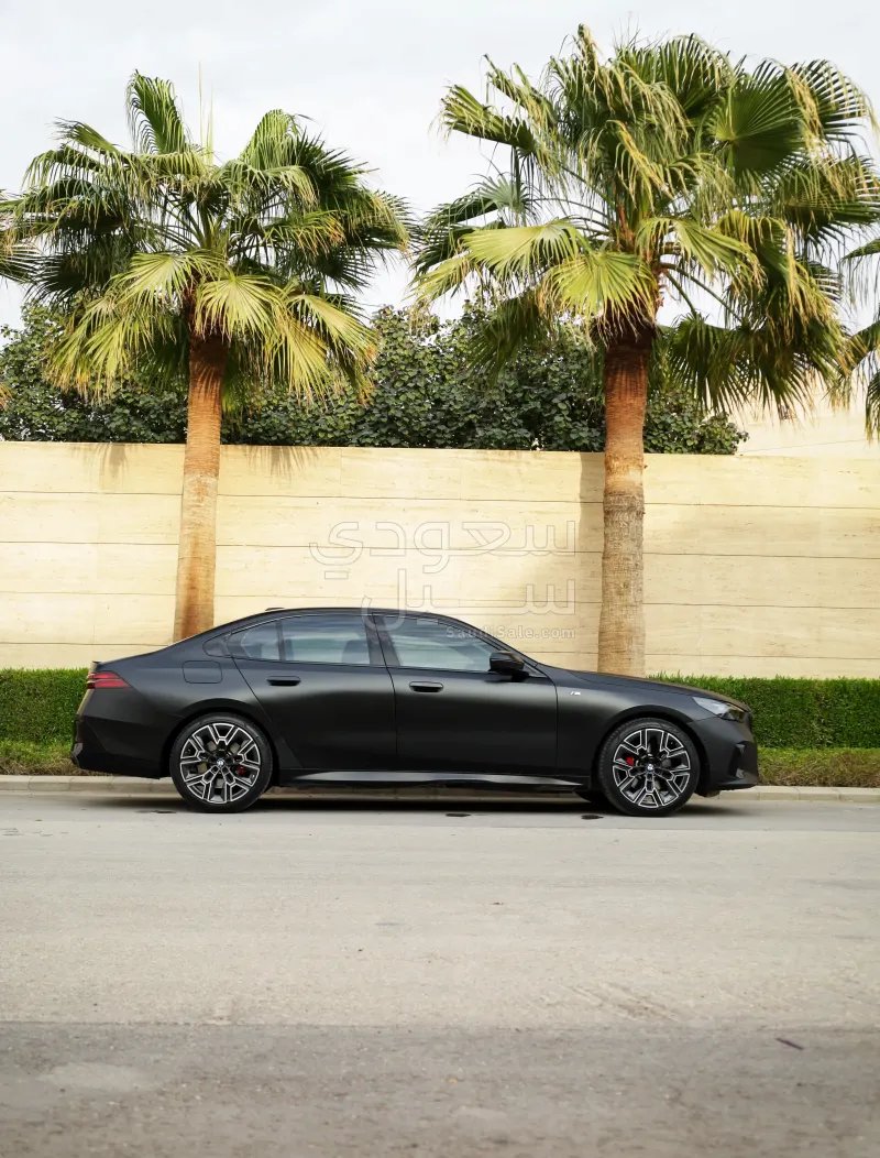 2024 بي ام دبليو الفئة الخامسة 520 أي إم كت