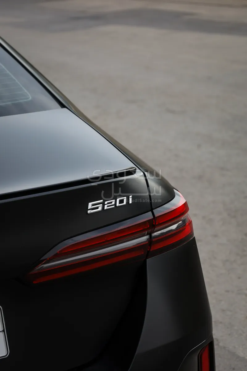 2024 بي ام دبليو الفئة الخامسة 520 أي إم كت