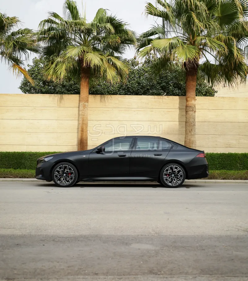 2024 بي ام دبليو الفئة الخامسة 520 أي إم كت