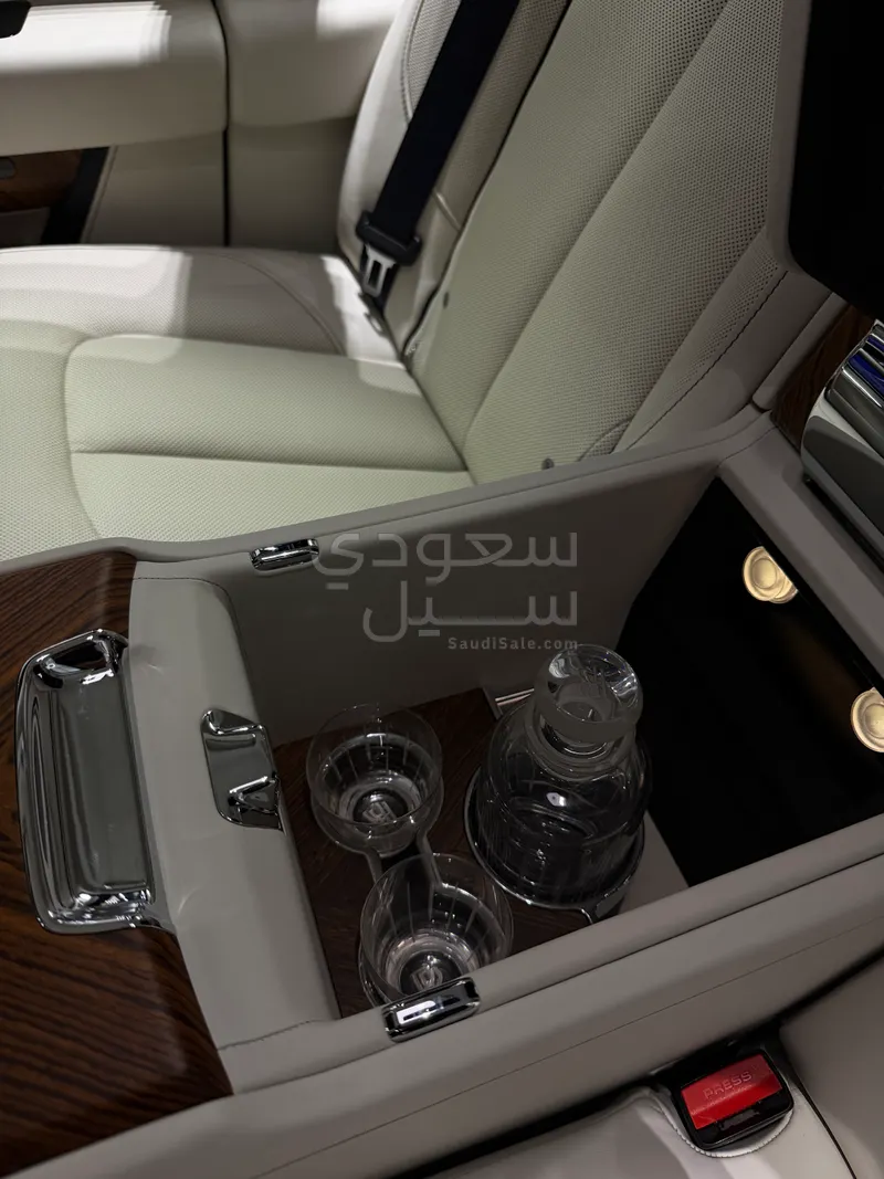 2020 رولز رويس كولينان سلفر بادج