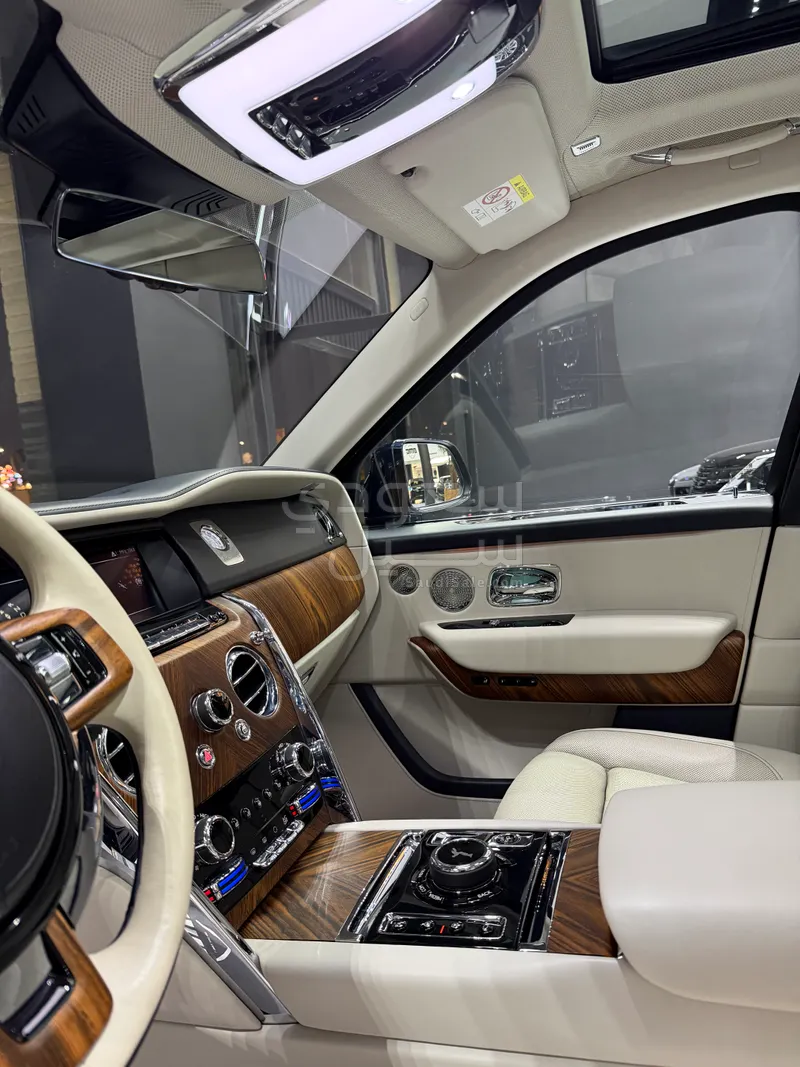 2020 رولز رويس كولينان سلفر بادج