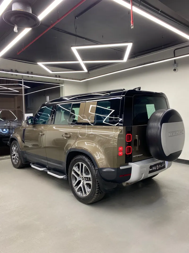 2020 لاند روفر ديفيندر 110