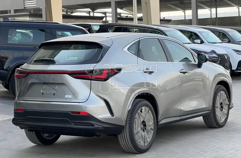 2022 لكزس إن إكس 350