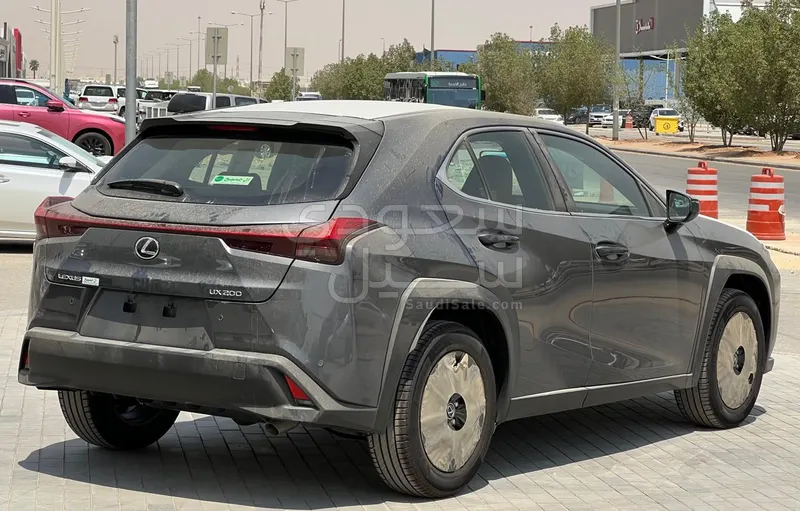 2022 لكزس يو إكس 200