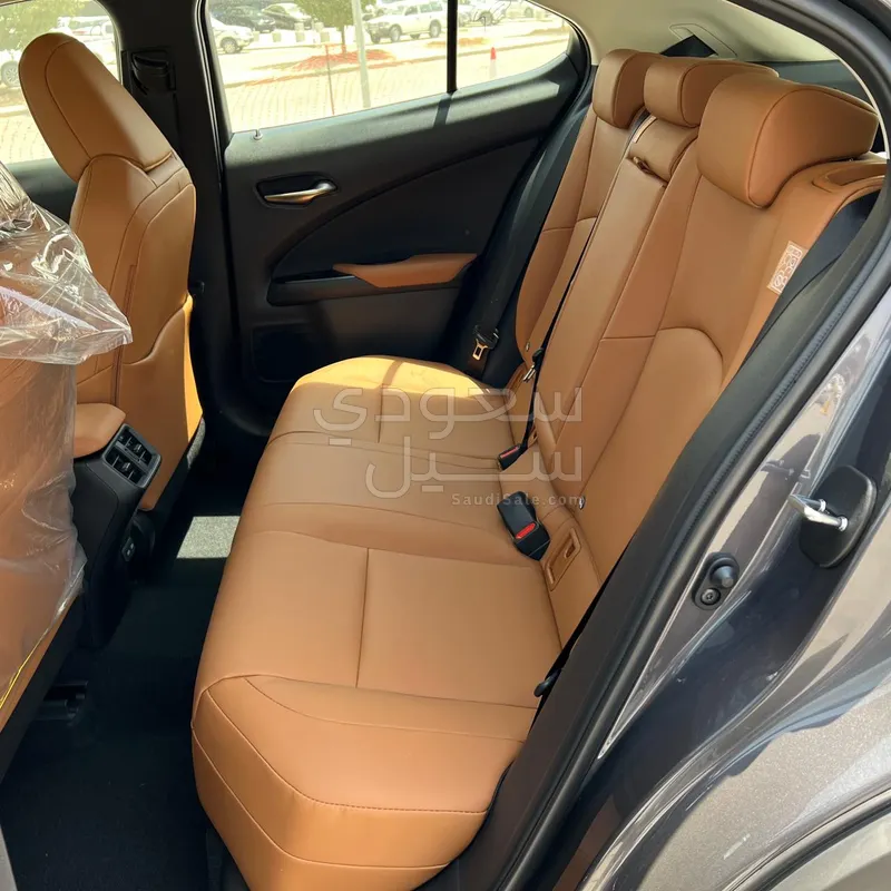 2022 لكزس يو إكس 200