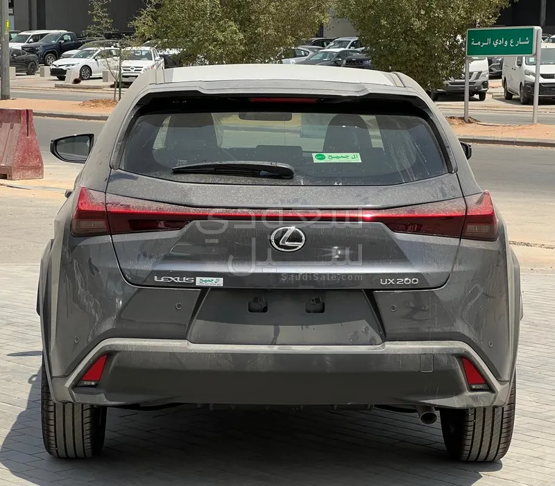 2022 لكزس يو إكس 200