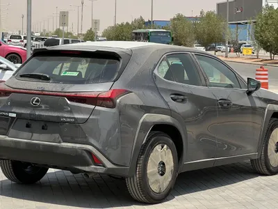 2022 لكزس يو إكس 200