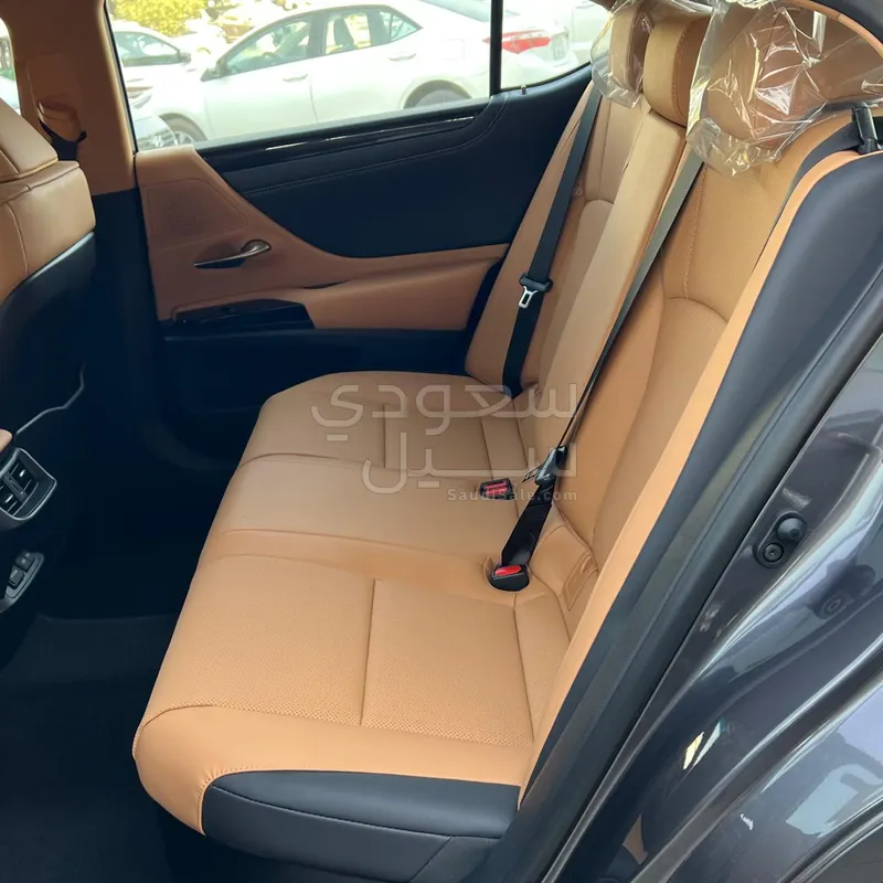 2023 لكزس إي إس 300 هايبرد