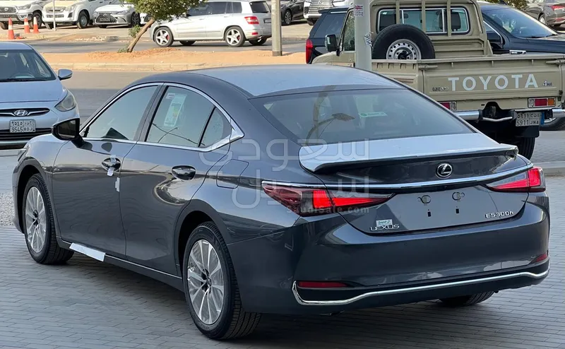 2023 لكزس إي إس 300 هايبرد