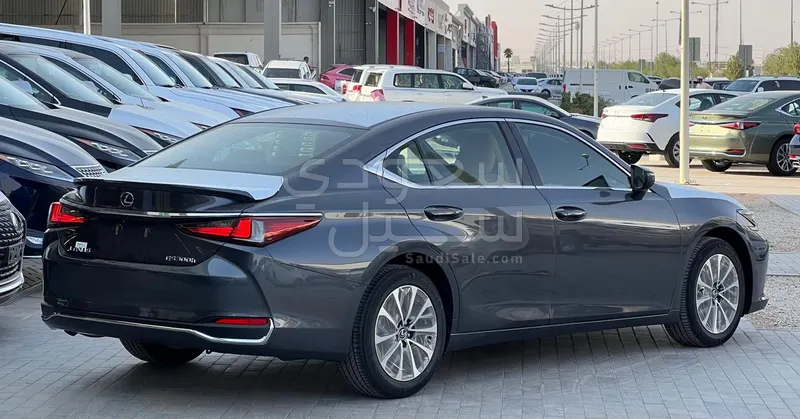 2023 لكزس إي إس 300 هايبرد