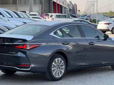 2023 لكزس إي إس 300 هايبرد