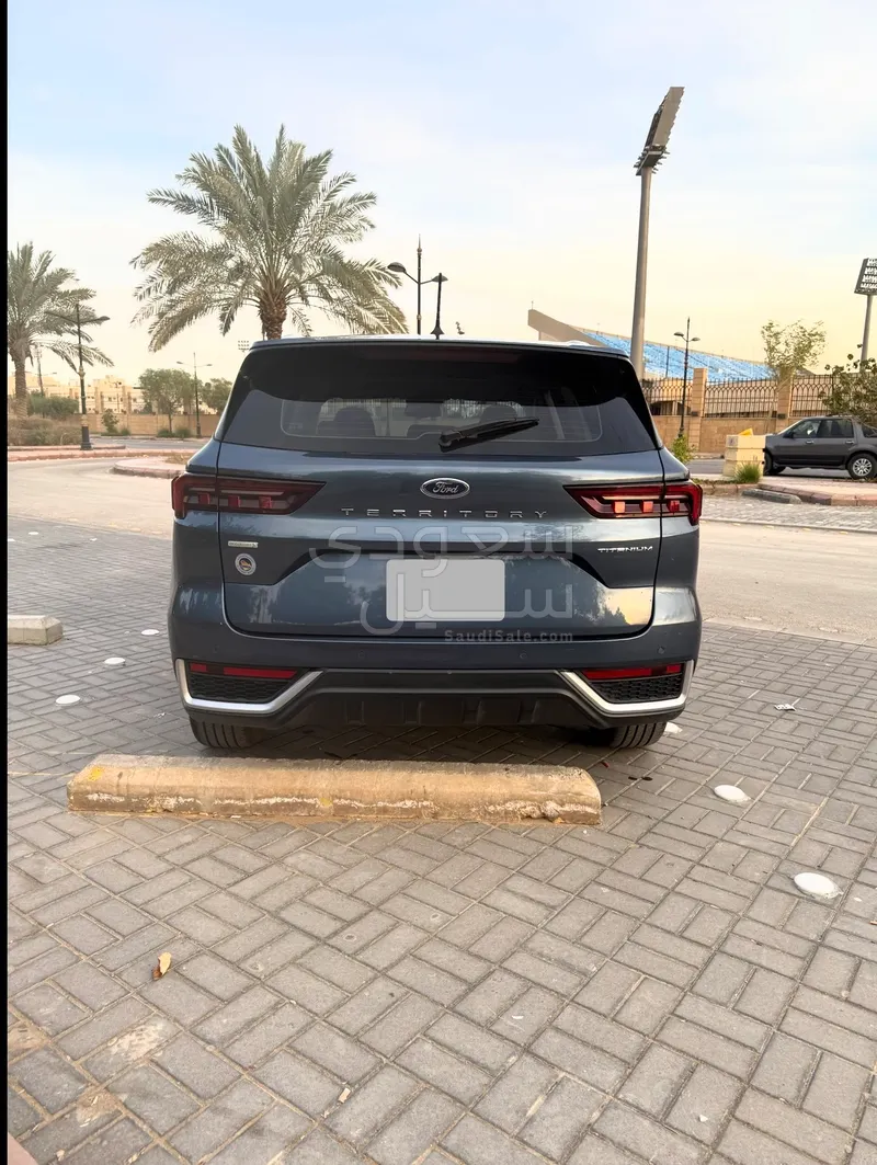 2023 فورد تيريتوري تيتانيوم بلس