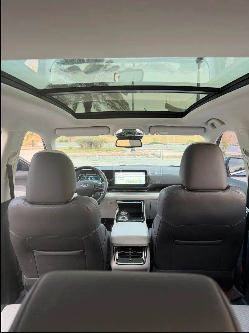 2023 فورد تيريتوري تيتانيوم بلس