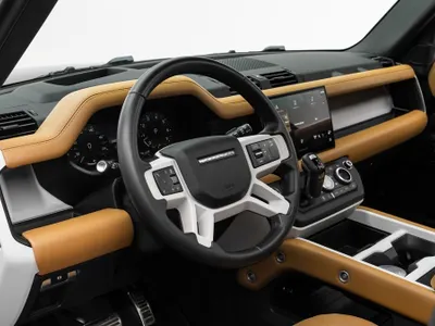 2025 لاند روفر ديفيندر اتش اس اي