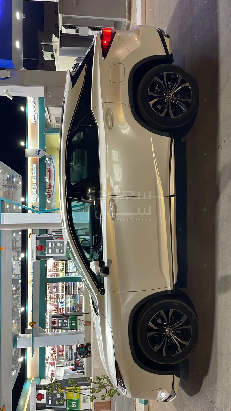 2021 لكزس أر إكس 350