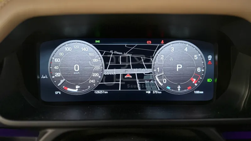 2025 لاند روفر ديفيندر اتش اس اي