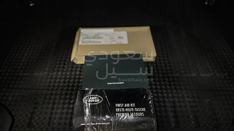 2025 لاند روفر ديفيندر اتش اس اي