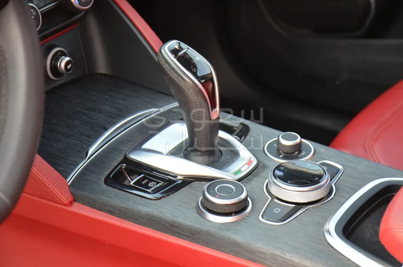 2020 الفا روميو ستيلفيو