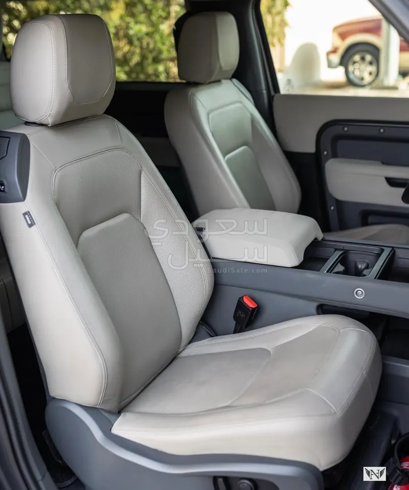 2023 لاند روفر ديفيندر 90