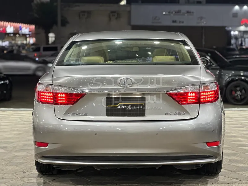 2015 لكزس إي إس 250