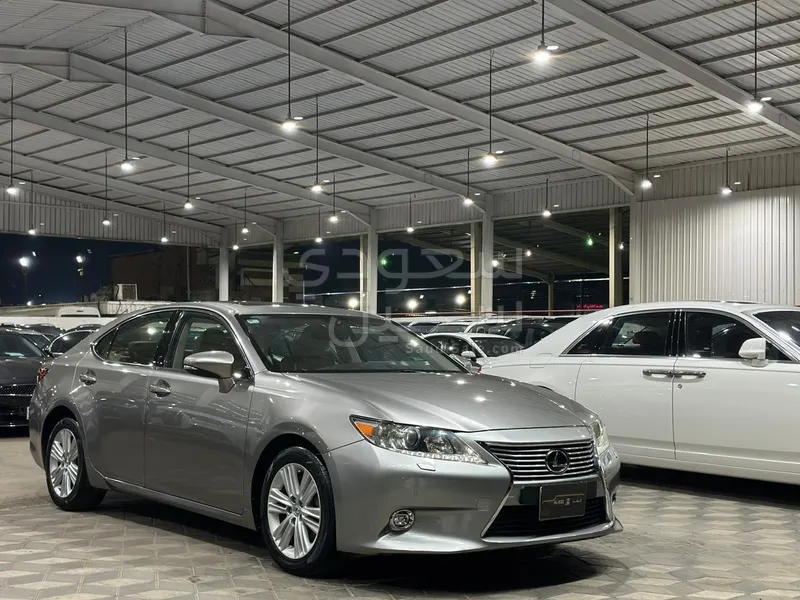 2015 لكزس إي إس 250