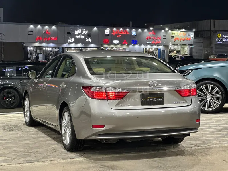 2015 لكزس إي إس 250