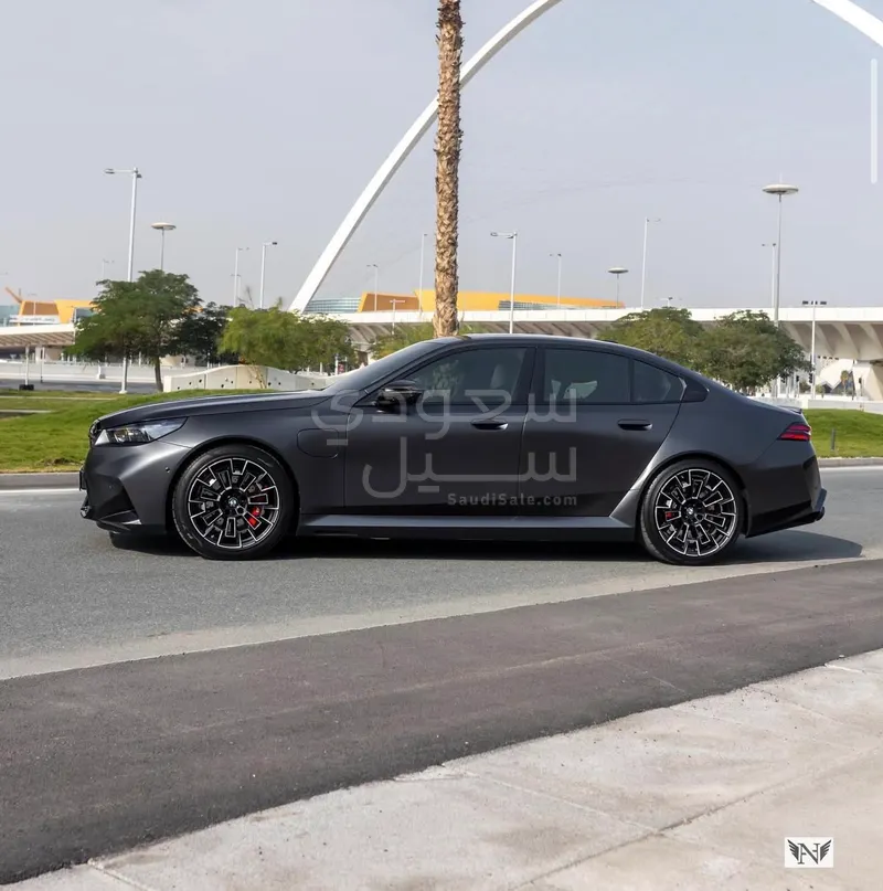2025 بي ام دبليو الفئة ام إم 5