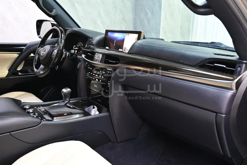 2017 لكزس إل إكس 570