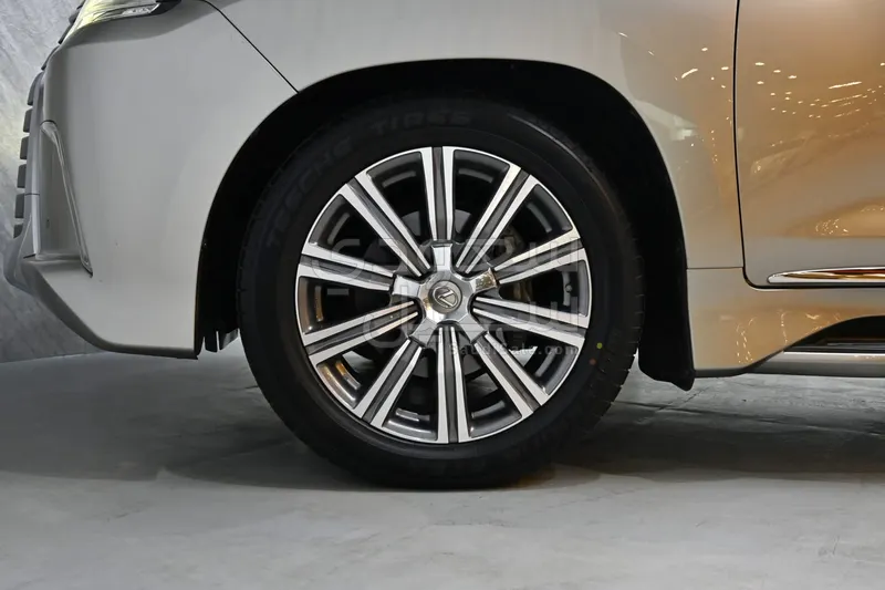 2017 لكزس إل إكس 570