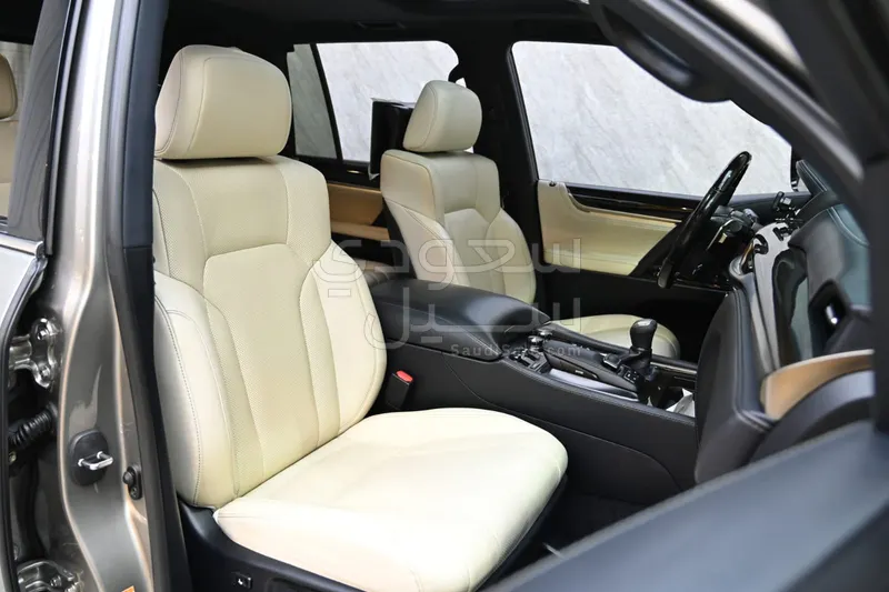 2017 لكزس إل إكس 570