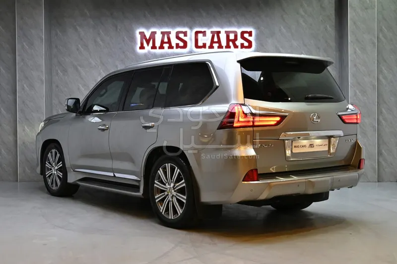 2017 لكزس إل إكس 570