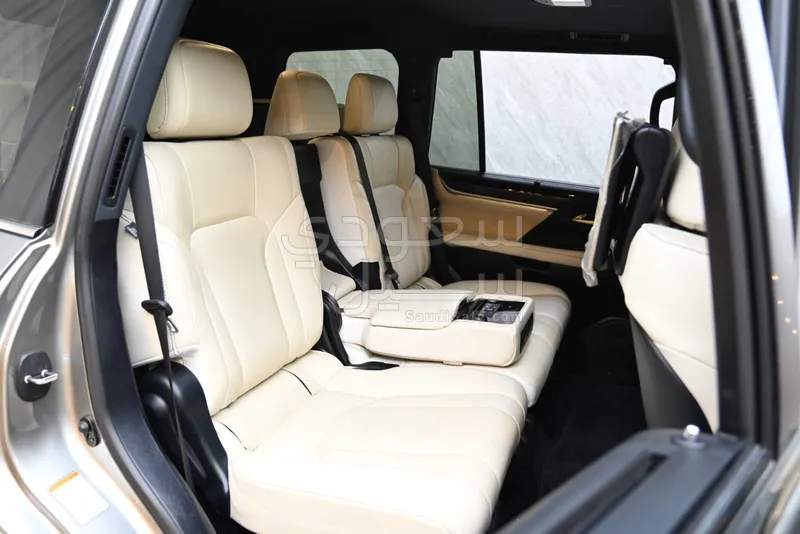 2017 لكزس إل إكس 570