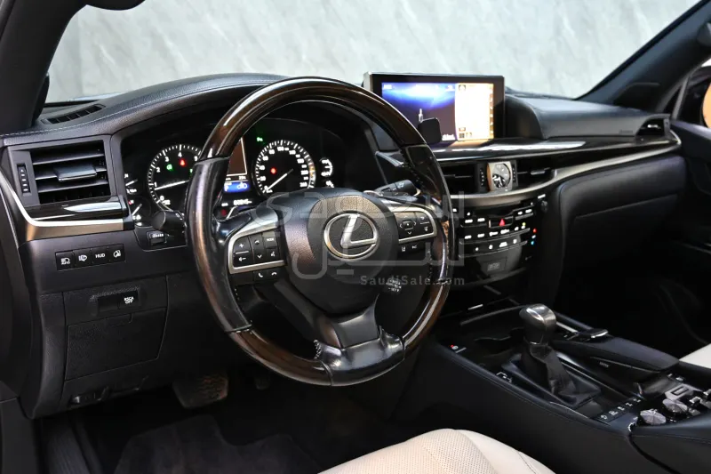 2017 لكزس إل إكس 570