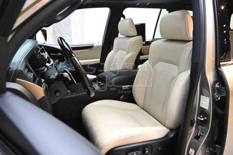 2017 لكزس إل إكس 570