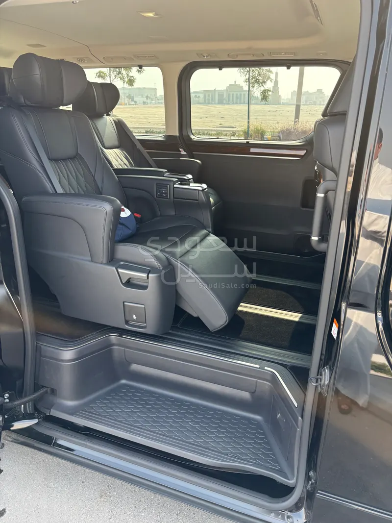 2025 تويوتا جرانفيا بريميوم